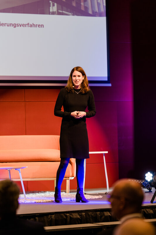 Dr. Jasmin Urlaub als Referetin auf der Bühne beim 11. Internationalen Symposium an der HOK