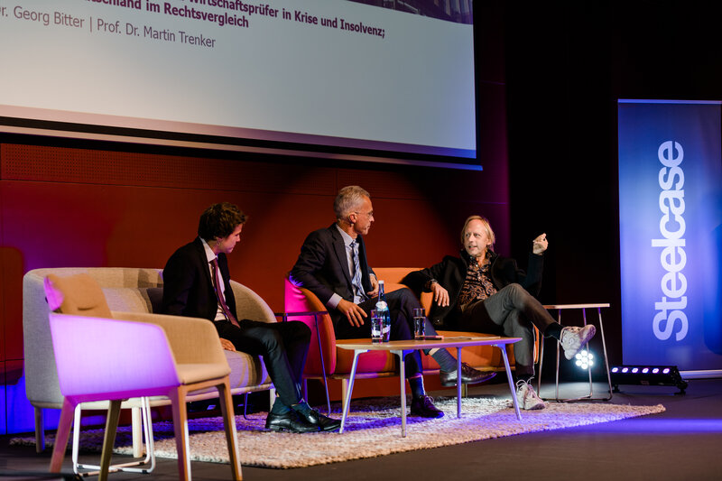 Podiumsdiskussion auf der Bühne der HOK beim Symposium