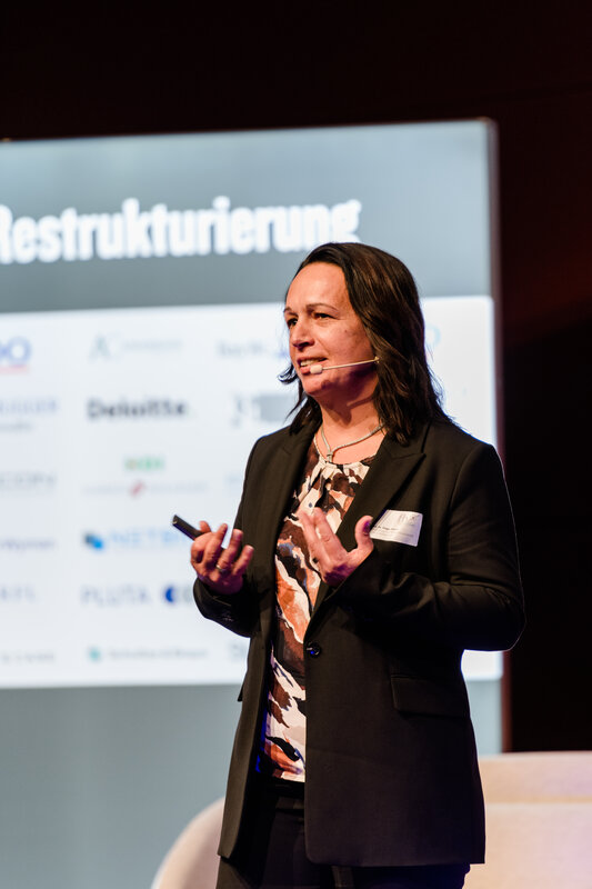 Referentin Peggy Naeser spricht beim 11. Internationalen Symposium Restrukturierung an der HOK