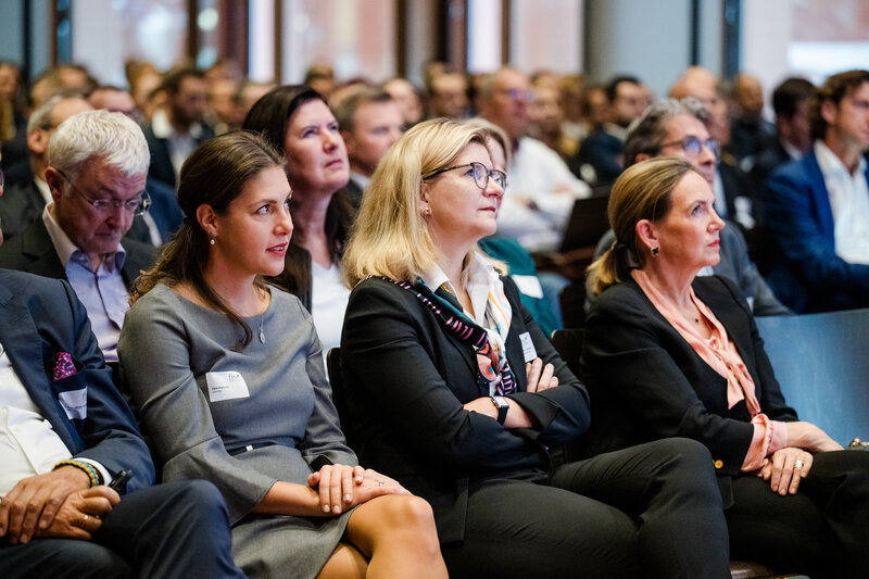 Zuhörende bei einer Fachveranstaltung mit Business-Kontext