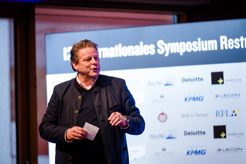 Dr. Michael Keppel auf der Bühne beim 12. Symposium Restrukturierung an der HOK