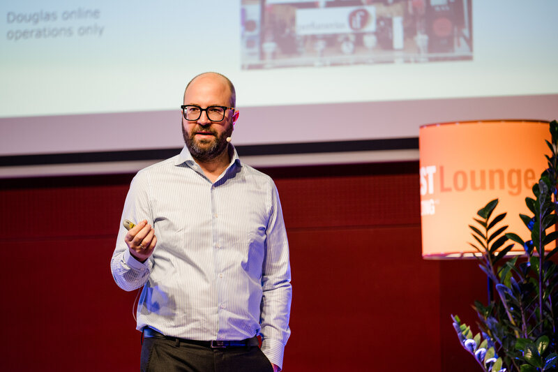 Dr. Tim Thiele als Speaker auf der Bühne beim 12. Internationalen Symposium Restrukturierung an der HOK