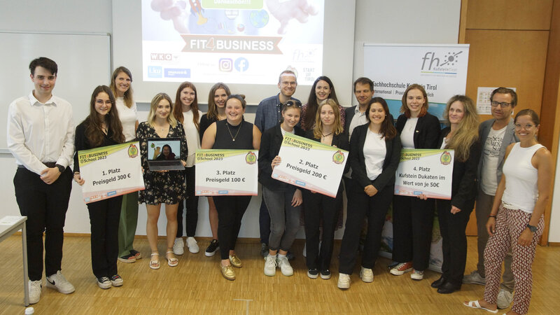 Schüler:innen und Coaches mit Zertifikaten des 3. Fit4Business in einem Seminarraum der HOK.