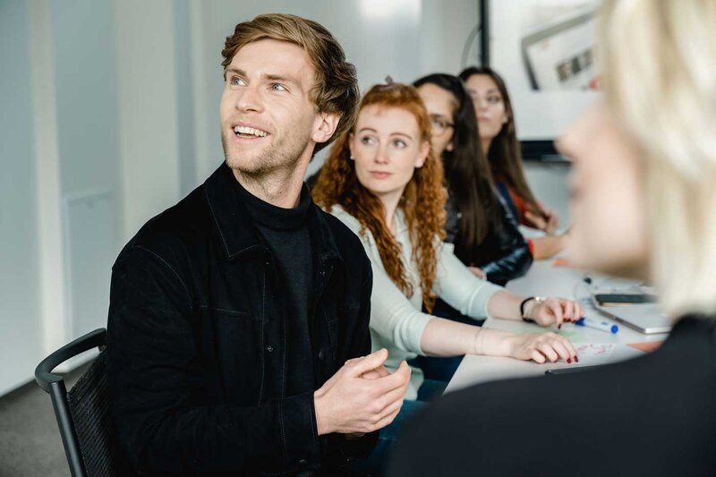 Studierende der HOK in einem Seminarraum während einer Lehrveranstaltung