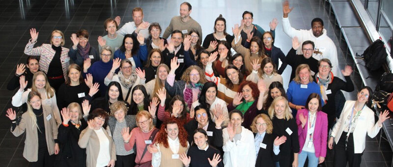 Gruppenfoto von Teilnehmenden einer internationalen Staff Week, aufgenommen in Finnland.