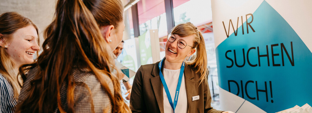 Ausstellerin im Gespräch mit Studierenden bei der Karrieremesse Meet & Match an der HOK.