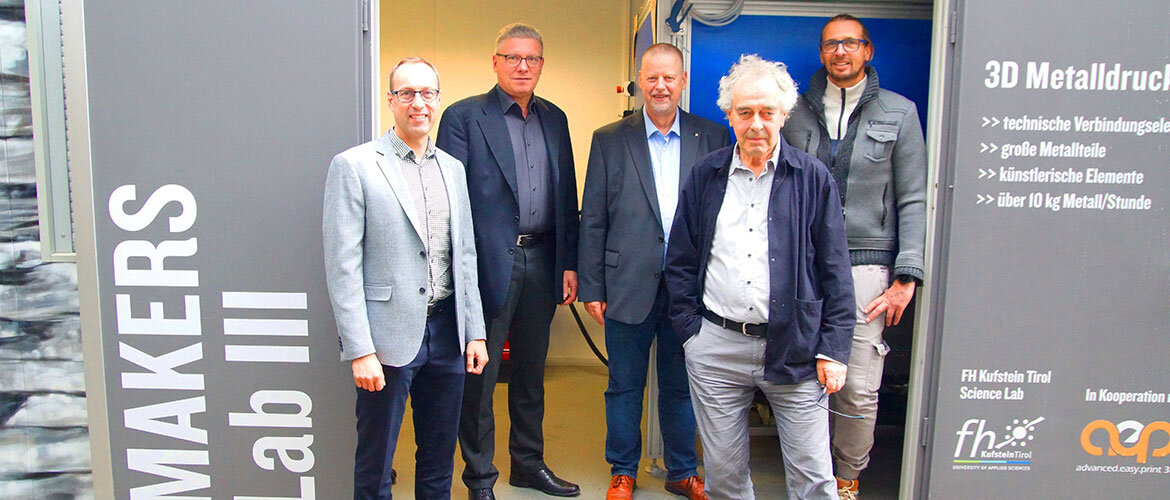 Professor Mischa Schaub gemeinsam mit Vertretern der Partnerunternehmen bei der Einweihung des 3D-Metalldruckers im Makers Lab III im Jahr 2023.