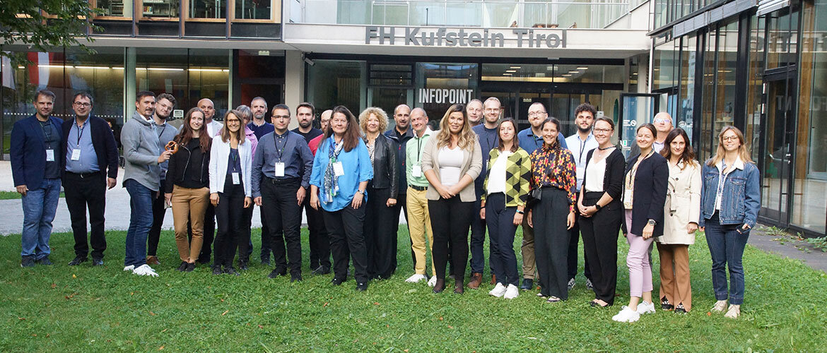 Gruppenfoto der Teilnehmenden des GREENE4.0 Partnermeetings vor der HOK.