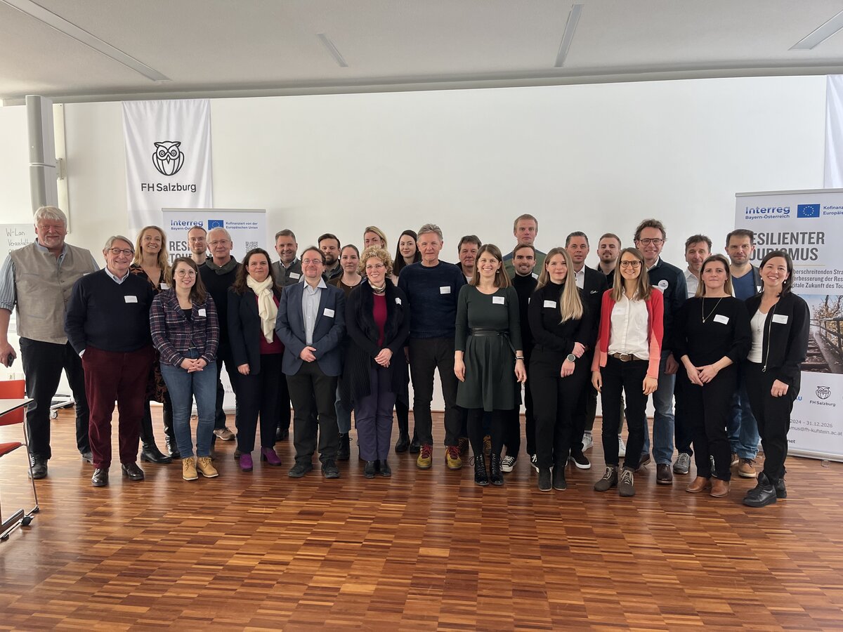 Die Teilnehmen in einem Seminarraum der FH Salzburg.