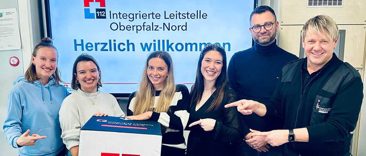 Projektgruppe der HOK gemeinsam mit Vertreter:innen der Integrierten Leitstelle Oberpfalz-Nord bei der Präsentation eines PR-Konzepts.