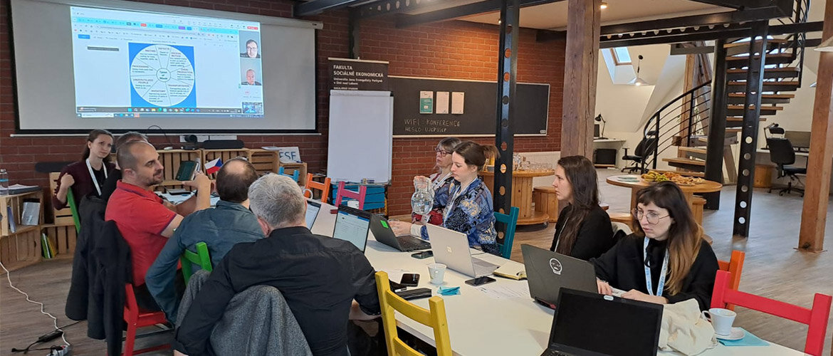 Teilnehmende des finalen GREENE Co-Creation Camps 2024 arbeiten gemeinsam an Projekten in Usti nad Labem, Tschechien.
