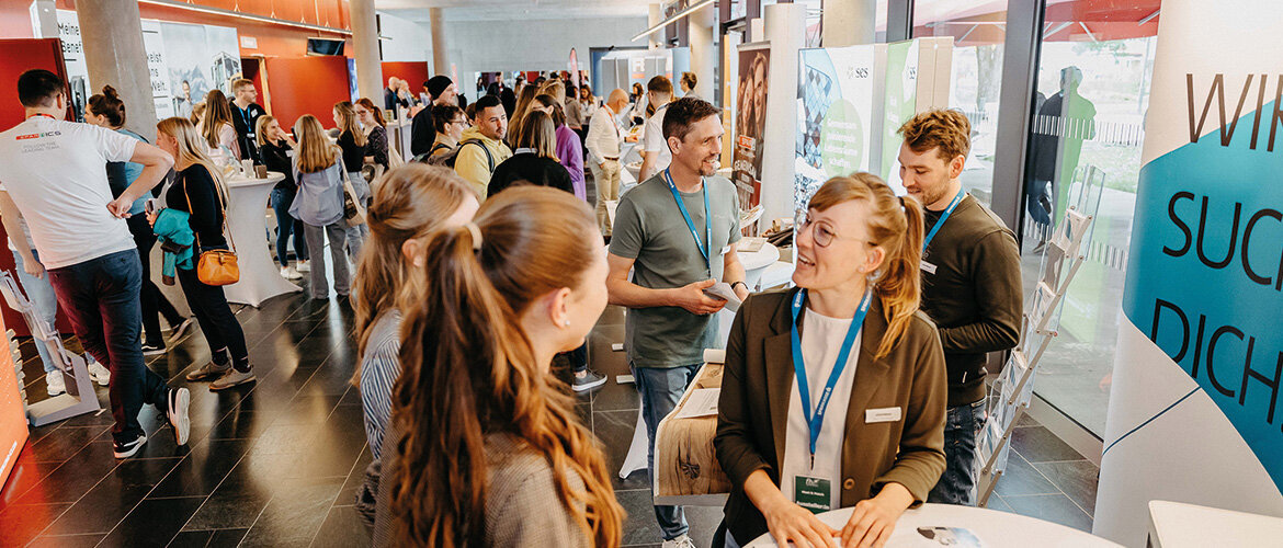 Studierende im Austausch mit Arbeitgeber:innen beim Meet & Match an der HOK.