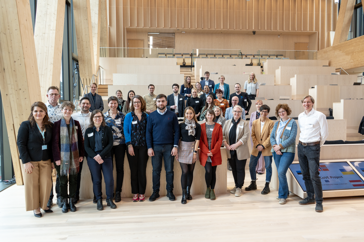 Die Teilnehmenden des Kick-Off-Meetings in Bergen, Norwegen, in einem Seminarraum. 