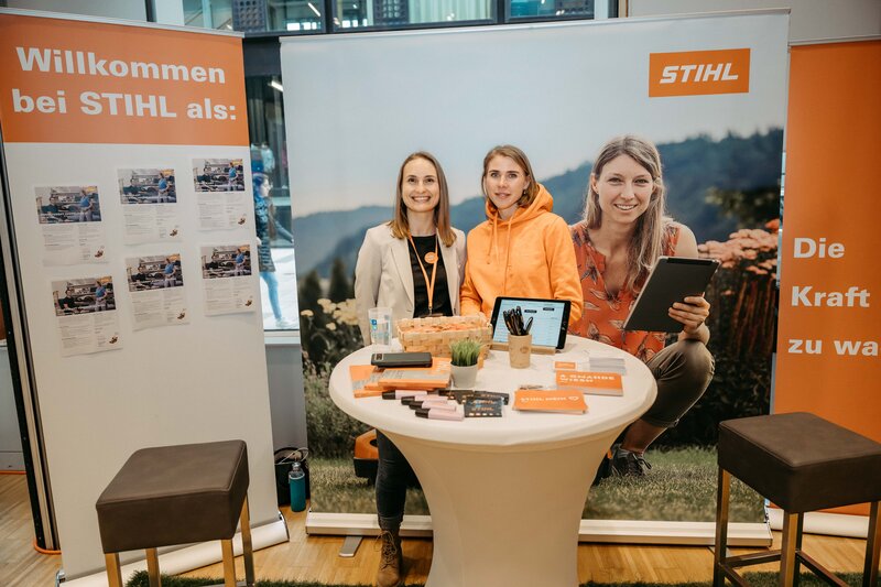 Stihl-Stand auf der Meet & Match 2024 der HOK mit Standbetreuerinnen. 