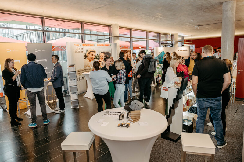 staende-standbetreiberinnen-besucherinnen-meet-match-2024-HOK