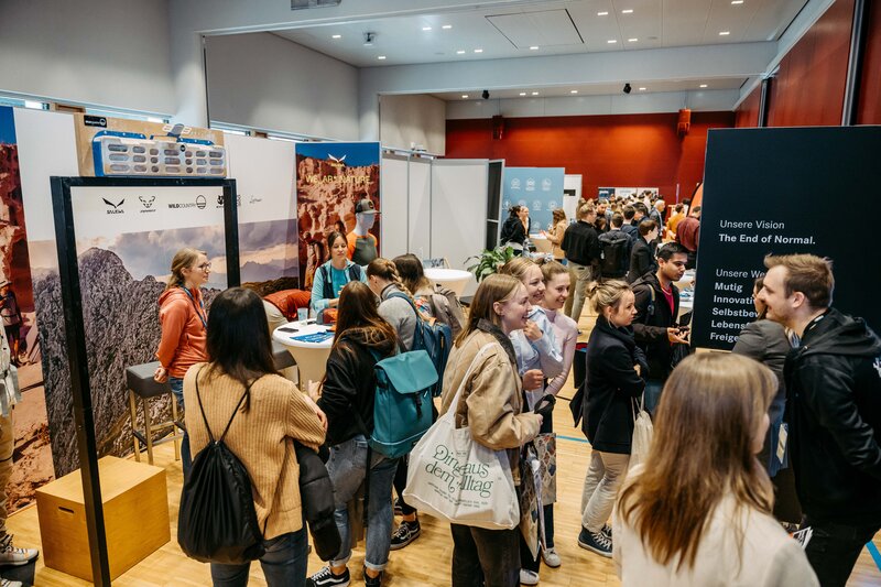 Blick auf Besucher:innen der Meet & Match 2024 der HOK. 