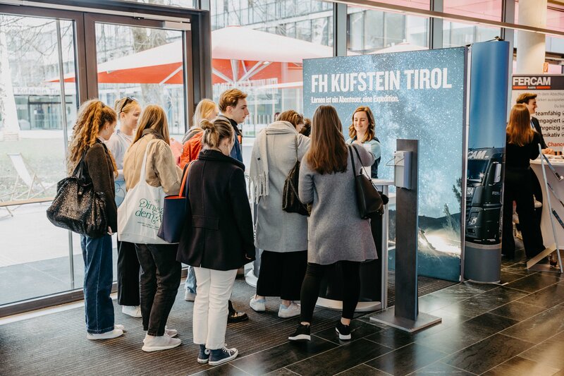 Stand-Meet-Match-HOK-Besucherinnen