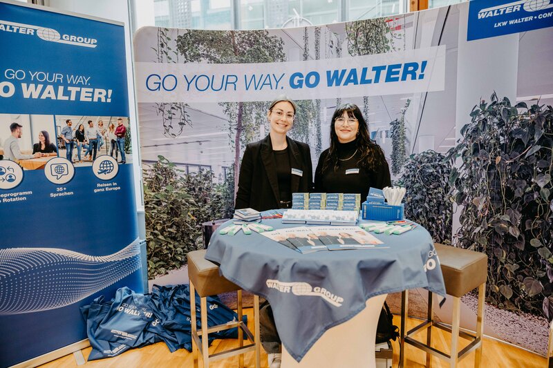Stand von LKW Walter auf der Meet & Match 2024 der HOK mit Standbetreuerinnen.