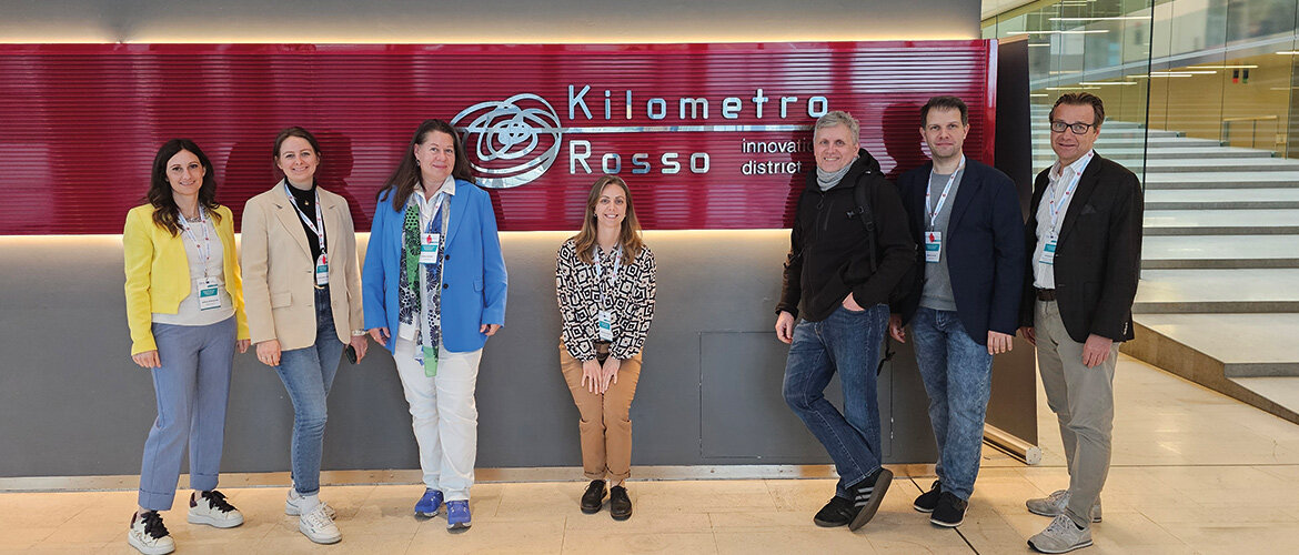 Teilnehmende vor dem Eingang von Kilometro Rosso