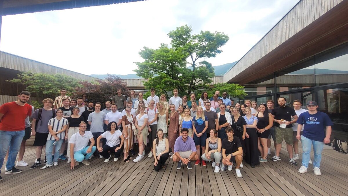 Teilnehmende der Sustainability Days 2024 auf einem Gruppenfoto, die verschiedene Aspekte der Nachhaltigkeit kennenlernen.