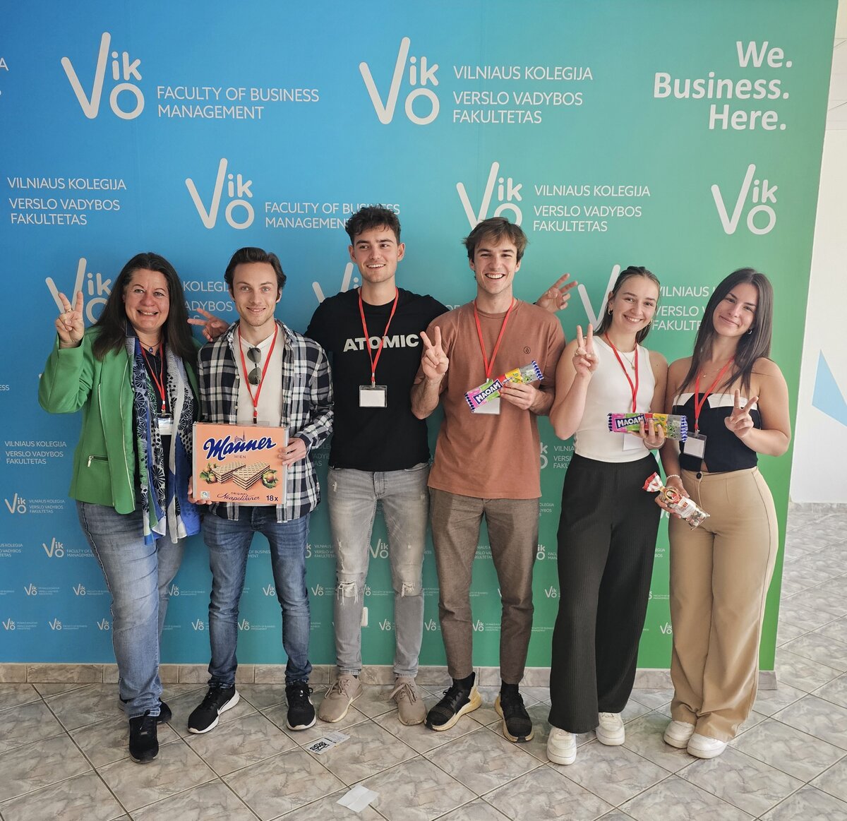 Dipl.-Kfm. Karin Steiner und Studierende aus dem Studiengang Unternehmensführung an der Partnerhochschule VIKO in Vilnius, Litauen, halten Zertifikate.