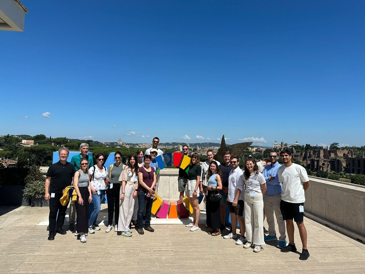 Studierende des Masterstudiengangs ENM mit Studiengangsleiter Christian Huber im Hauptquartier der FAO