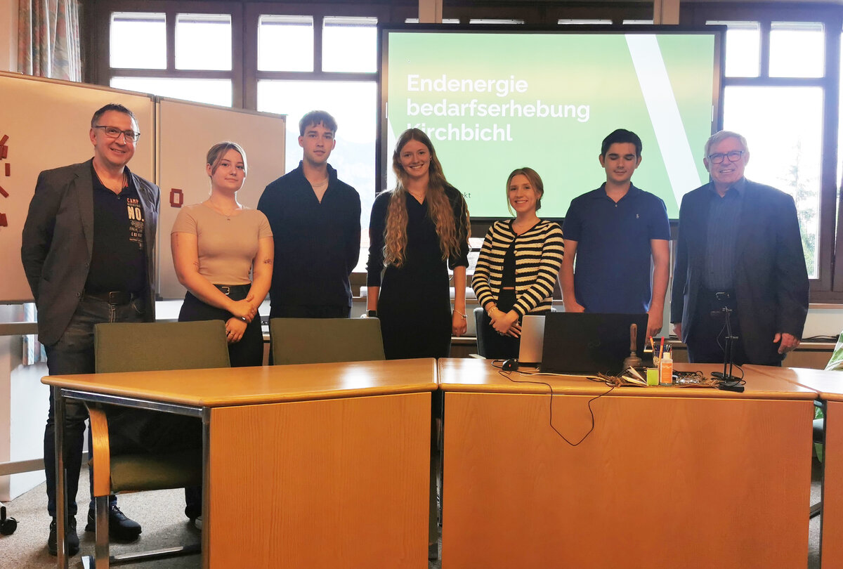 Gruppenfoto der Projektgruppe, Betreuer Robert Fröhler und Mag. Franz Hörmann (Gem. Kirchbichl)