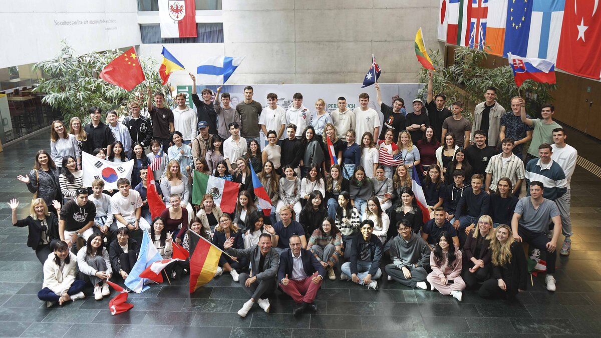 Alle Incomings zum Gruppenfoto in der Aula