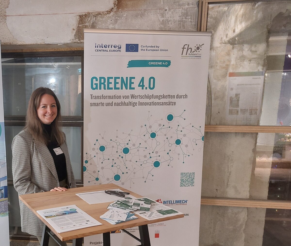Selina-Maria Schiller steht am Projektstand Greene 4.0