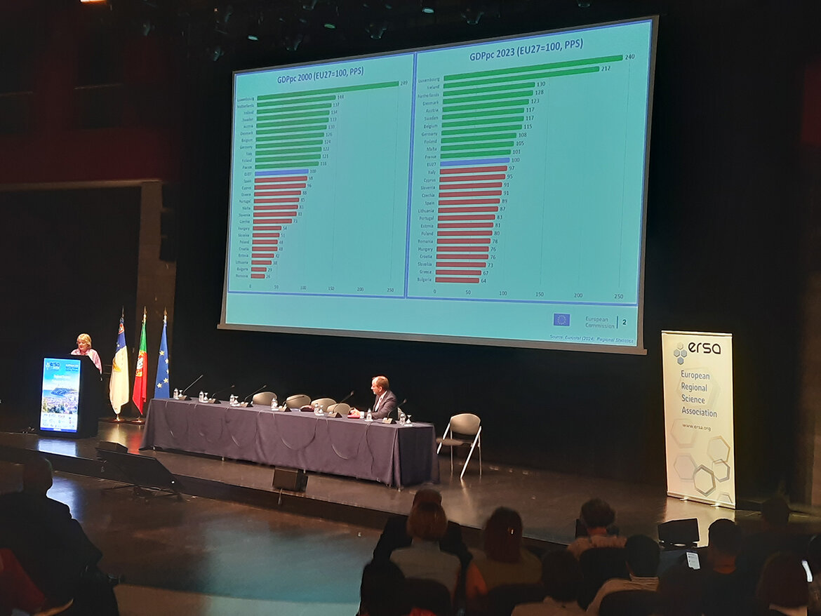 EU-Kommissarin für Kohäsion und Reformen Dr. Elisa Ferreira präsentiert Daten zu Entwicklung BIP pro Kopf in Regionen Europas. 