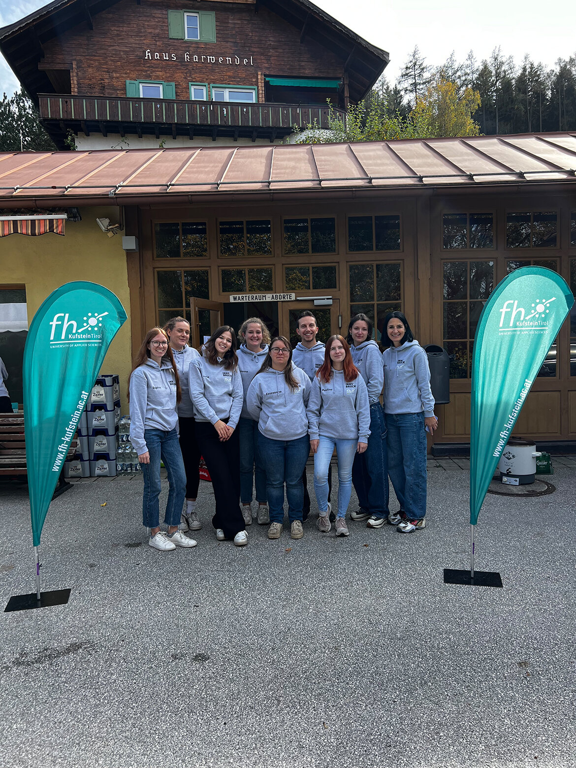 Projektteam steht vor dem Haus Karwendel