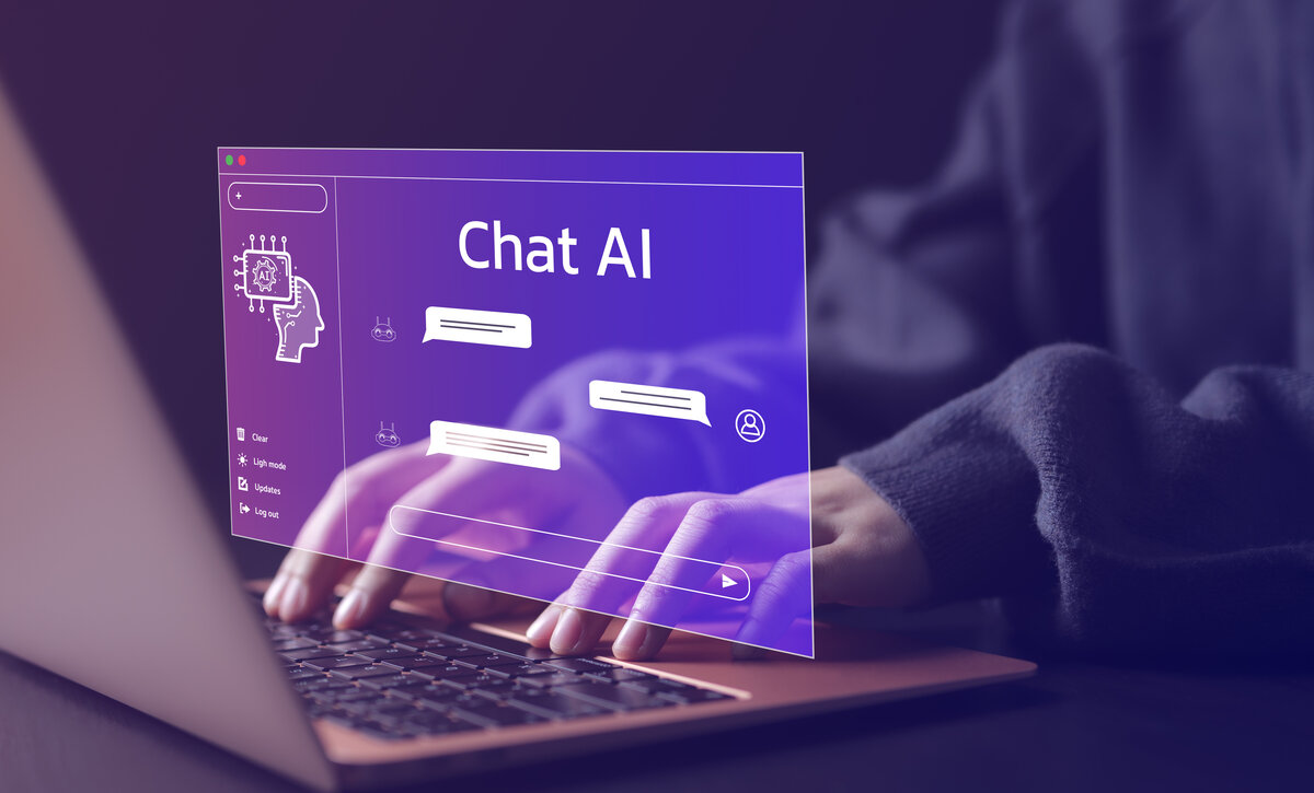 Hände, die auf einem Laptop tippen, mit einer digitalen Benutzeroberfläche für einen KI-Chatbot, dargestellt in einem violetten Overlay.