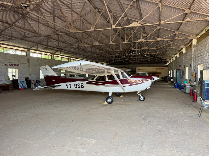 Segelflugzeug in einer Halle
