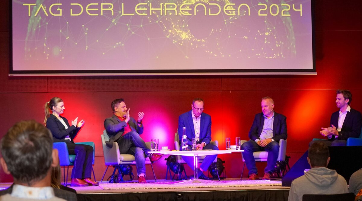 Diskussion auf dem Podium beim Tag der Lehrenden im Festsaal der HOK. Expert:innen sprechen über virtuelle Realität in der Bildung.
