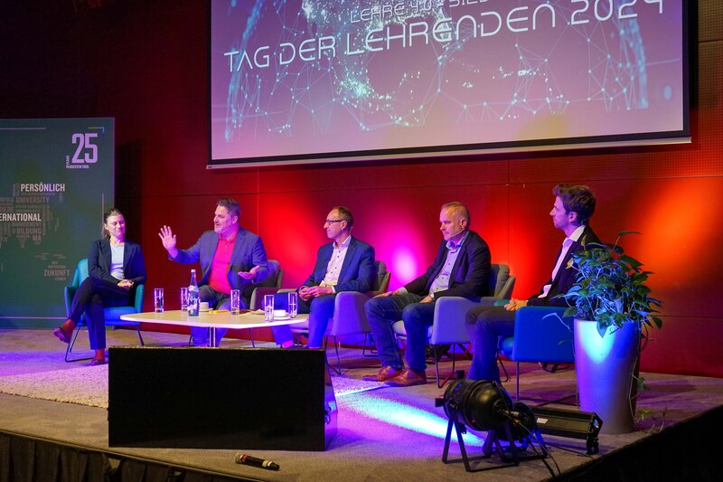 Diskutierende auf dem Podium anlässlich des Tags der Lehrenden an der HOK. 