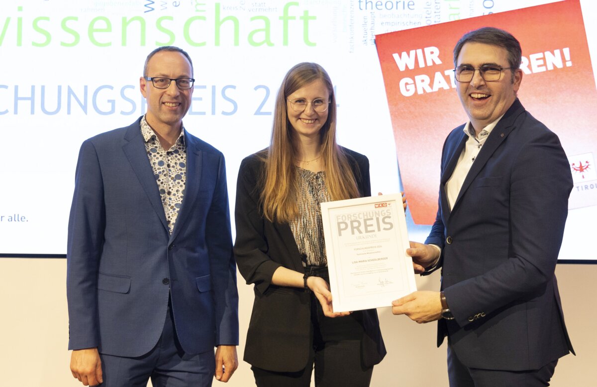 Prof. (FH) Dr. Mario Döller, Lisa-Maria Schedlberger und WK-Vizepräsident Anton Rieder (v.l.n.r.).