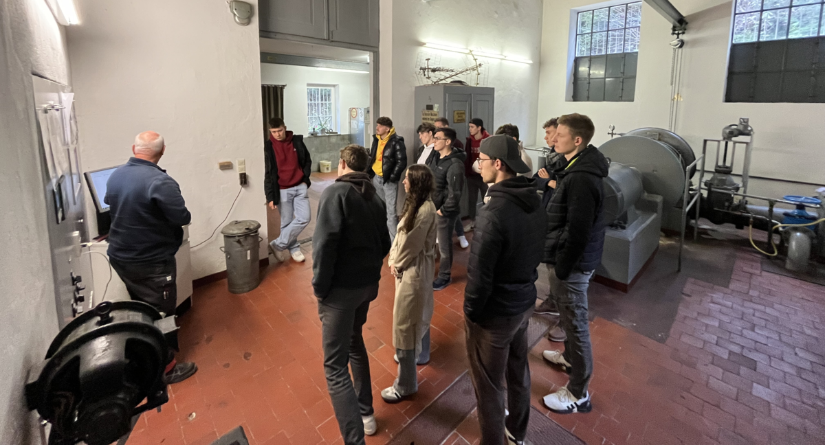 Studierende besichtigen das Wasserkraftwerk Giessenbach in Kiefersfelden während einer Exkursion im Rahmen der Vorlesung Maschinen- und Anlagenbau.