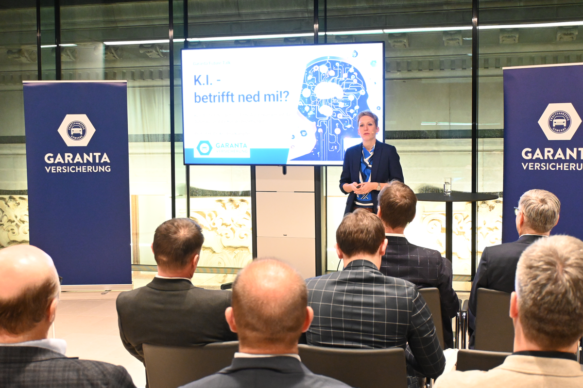 Prof. (FH) Dr. Kristina Kampfer bei ihrem Vortrag zu KI und Automobilbranche