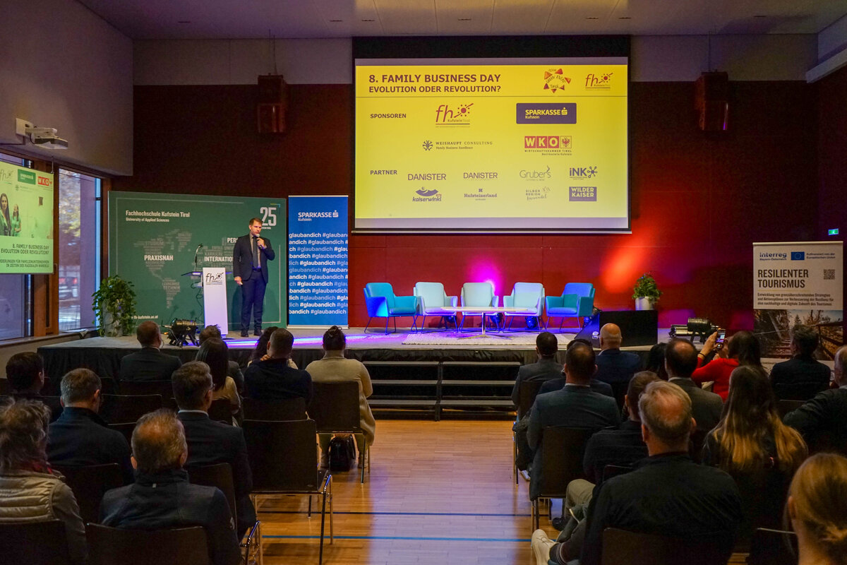 Das Podium im Festsaal der HOK am Family-Business-Day aus Sicht des Publikums.