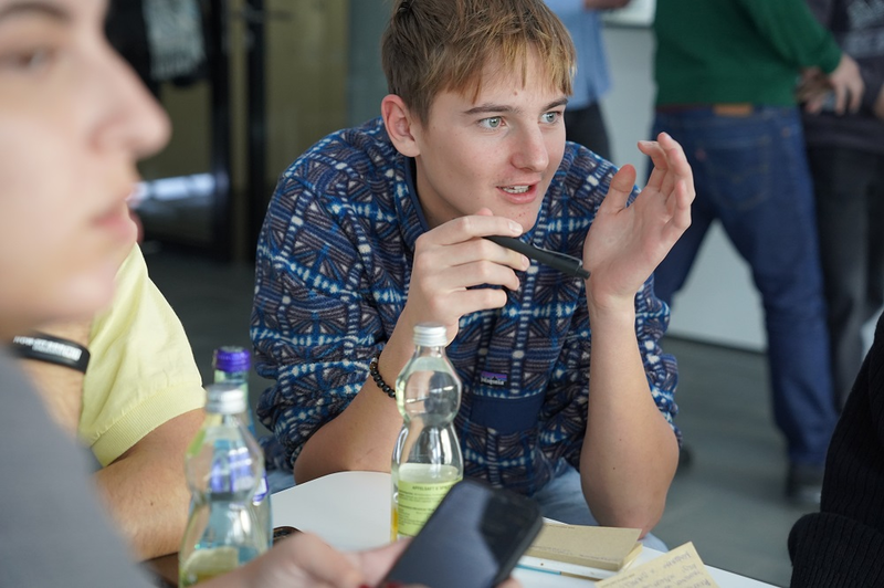 Student direkt abgebildet als er spricht