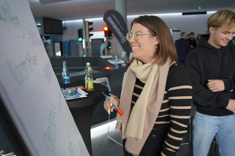Studentin vor Flipchart