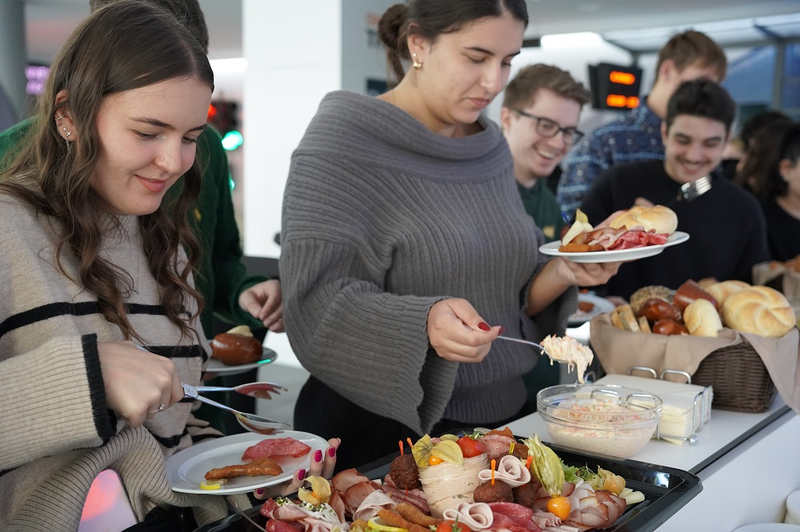 Studenten schöpfen sich zu essen 