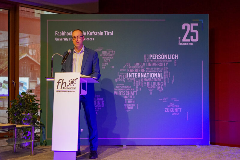 Prof. (FH) Dr. Mario Döller hält eine Rede auf dem Podium im Festsaal anlässlich der Verleihung der Leistungsstipendien an der HOK.