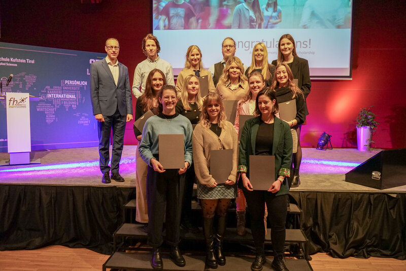 Gruppenbild ENM/FIM/FMI-Studierende anlässlich der Verleihung der Leistungsstipendien an der HOK.