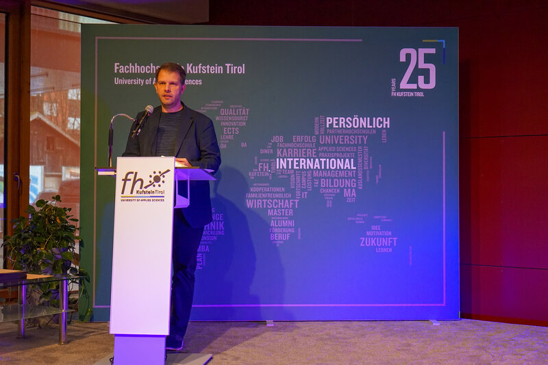 Prof. (FH) DDr. Mario Situm hält eine Rede auf dem Podium im Festsaal anlässlich der Verleihung der Leistungsstipendien an der HOK.