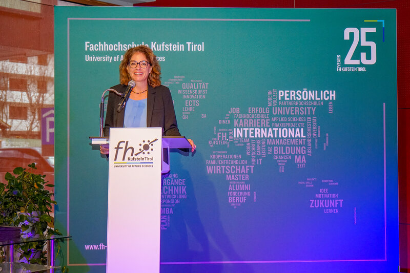 Asc. Prof. (FH) Mag. Monika Kohlhofer bei ihrer Rede anlässlich der Vergabe der Leistungsstipendien an der HOK.