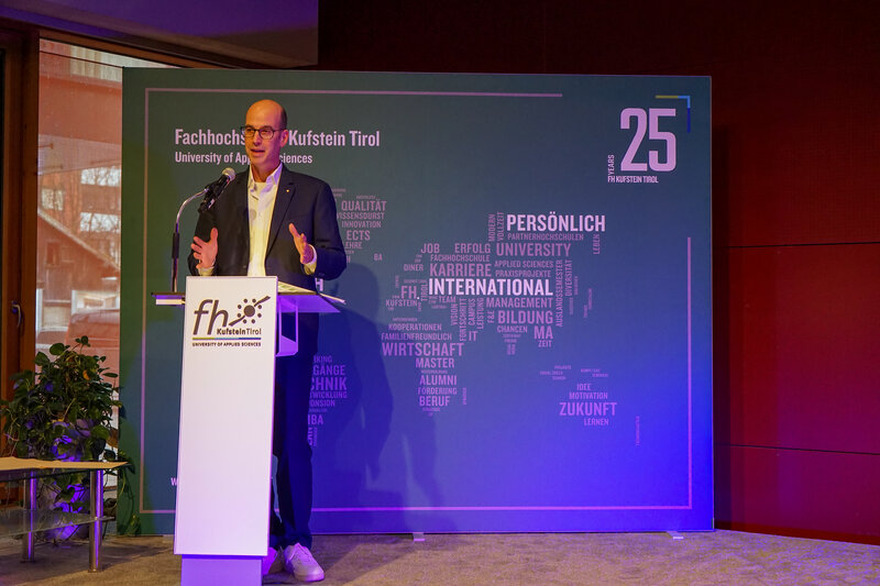 Prof. (FH) Dr. Peter Dietrich, hält eine Rede auf dem Podium im Festsaal anlässlich der Verleihung der Leistungsstipendien an der HOK.