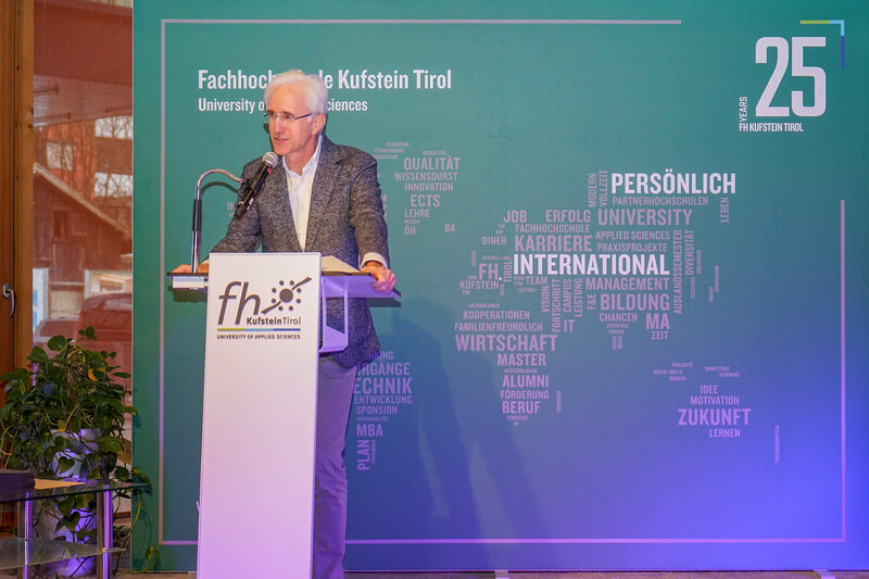 Prof. (FH) DI Dr. Martin Adam hält eine Rede auf dem Podium im Festsaal anlässlich der Verleihung der Leistungsstipendien an der HOK.