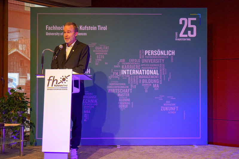 Prof. (FH) Dr. Wolfgang Reitberger hält eine Rede auf dem Podium im Festsaal anlässlich der Verleihung der Leistungsstipendien an der HOK.