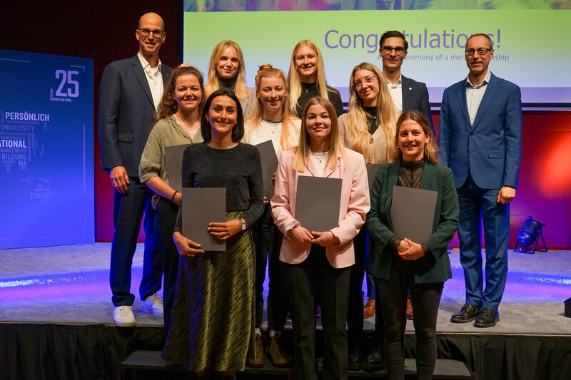 Gruppenbild IBS-Studierende anlässlich der Verleihung der Leistungsstipendien an der HOK.